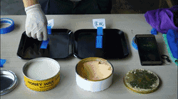 同一時間使用蜜蠟250的模具在差不多2秒后就掉落在桌面上，但使用常規(guī)蠟的模具還是牢牢地穩(wěn)固貼在模具上，附著力十分強，由此可見使用蜜蠟250的脫膜效果更勝一籌。
