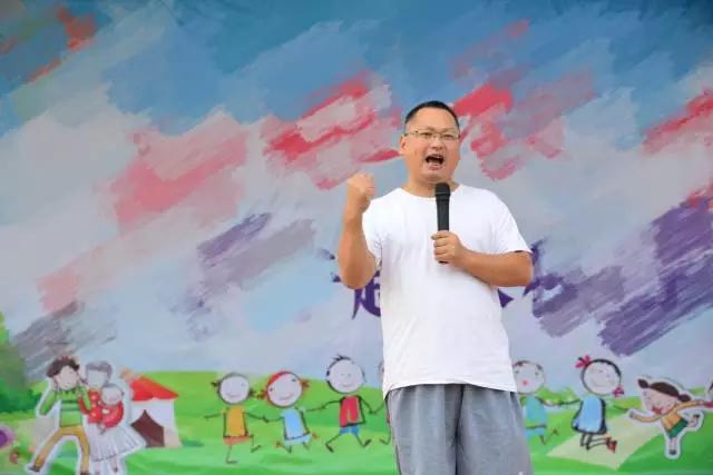 廣東博皓公司總經(jīng)理、鷹之家班主任尹總，為我們本次運動會致開幕詞