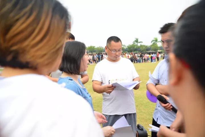 口哨發(fā)令、旗幟落下，比賽的完美呈現(xiàn)，離不開裁判員的辛苦付出，低調(diào)是他們的代名詞