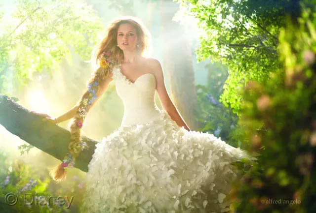 假若將玻璃鋼船艇比喻成一位女生，那么膠衣就是她華美的衣裳！