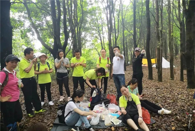 博皓人勞作過后，分享、享受美食