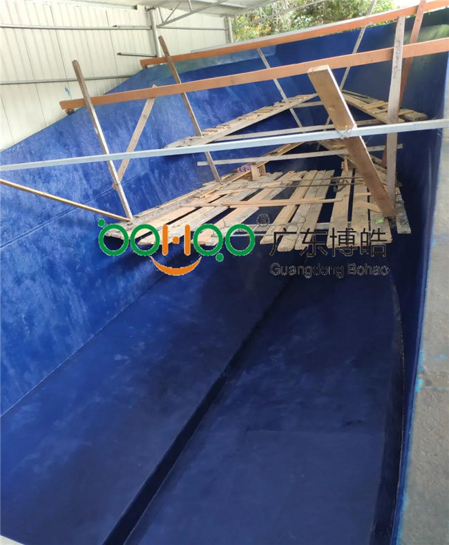 將玻璃鋼模具清洗干凈，打上脫模蠟 施涂船體膠衣
