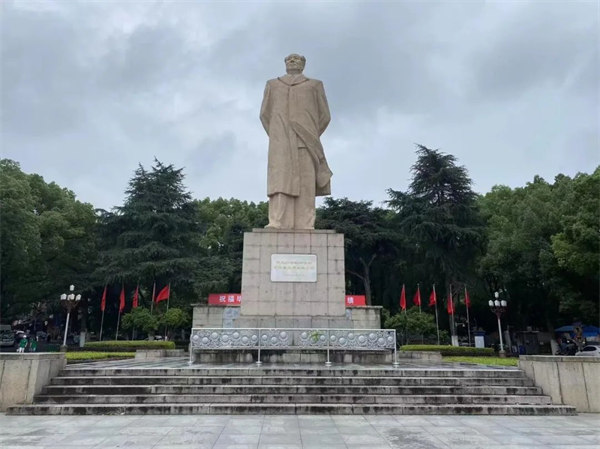 湖南大學(xué)，毛主席雕像