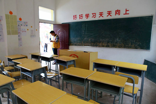 梅嶺小學(xué)僅有20多個(gè)學(xué)生，只有包括1個(gè)校長(zhǎng)在內(nèi)的3個(gè)老師